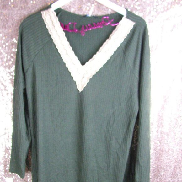 NWT BloomChic v neck lace trim top 10/M - Picture 3 of 8